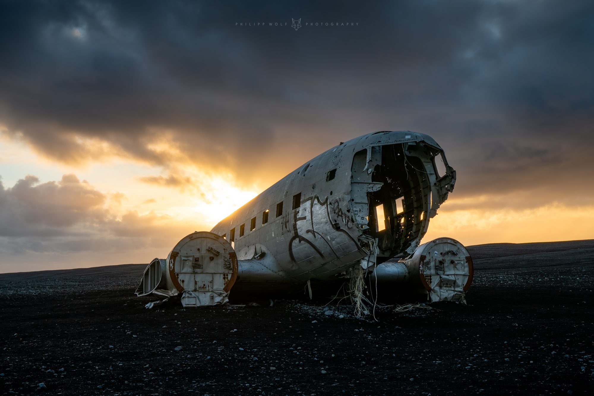 Verlassenes Flugzeugwrack am schwarzen Sandstrand in Island
