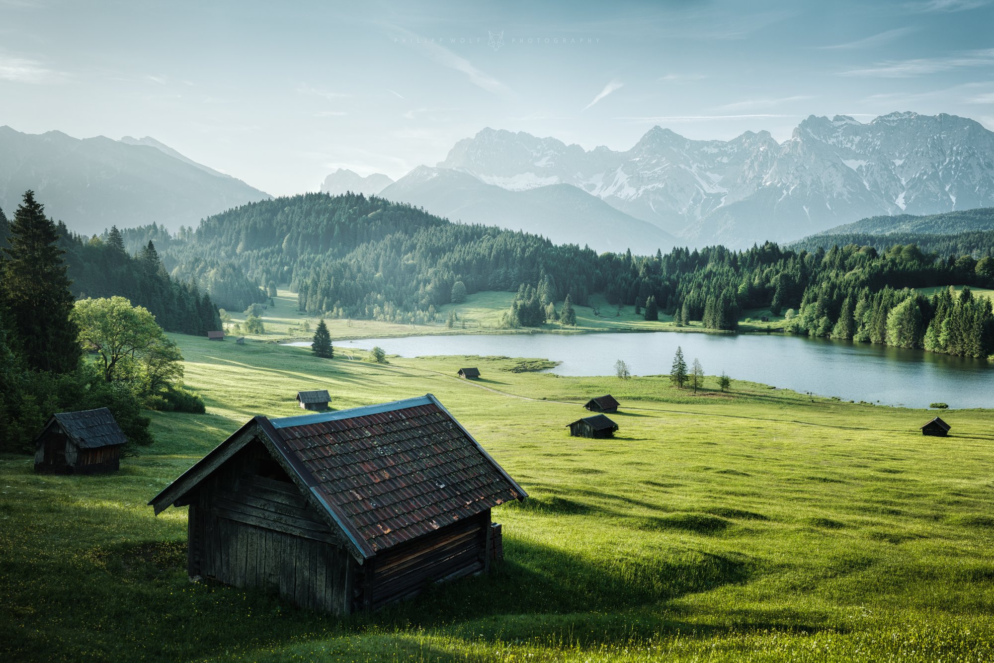 Almhütten am Geroldsee im Morgenlicht vor dem Karwendelgebirge