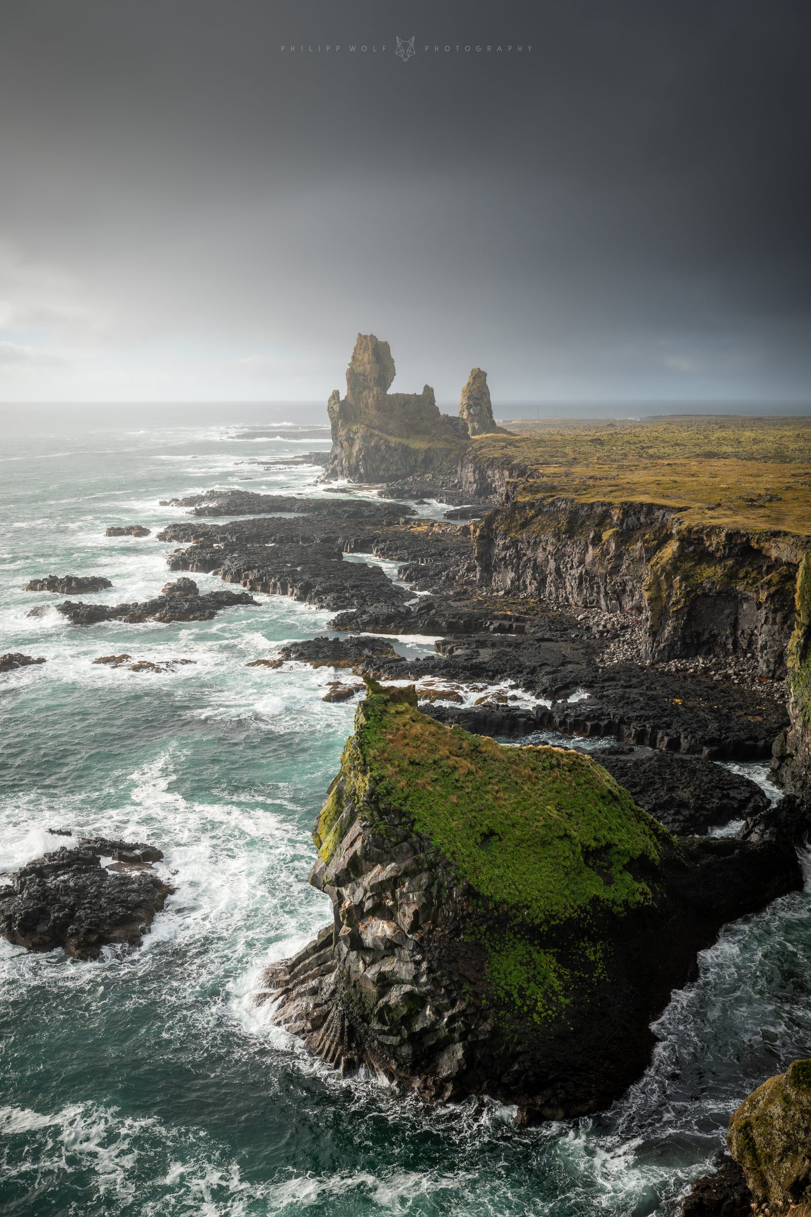 Schroffe Felsküste in Island, Hochformat