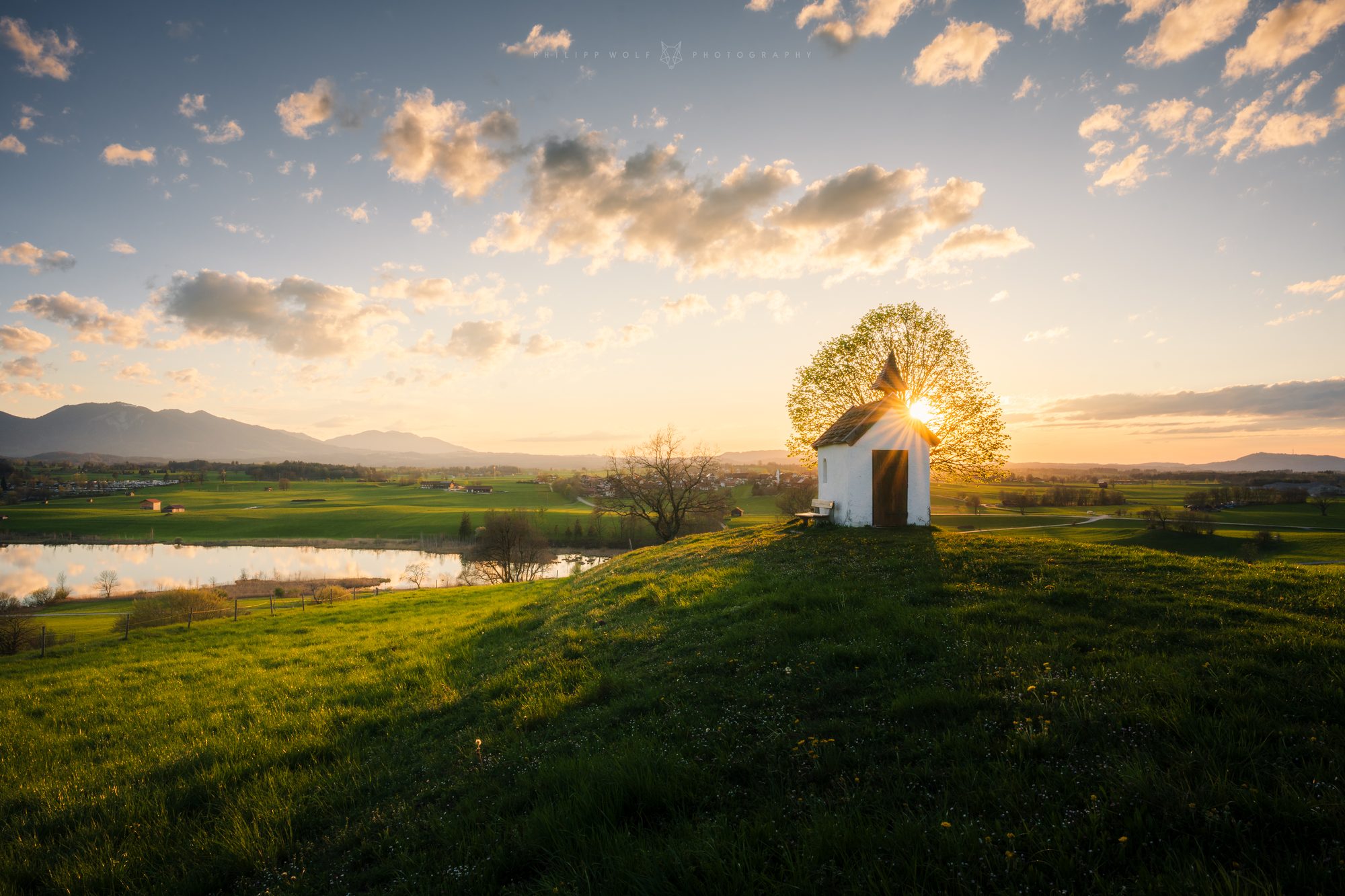 Kleine Kapelle unter einem Baum bei Sonnenuntergang, Bayern