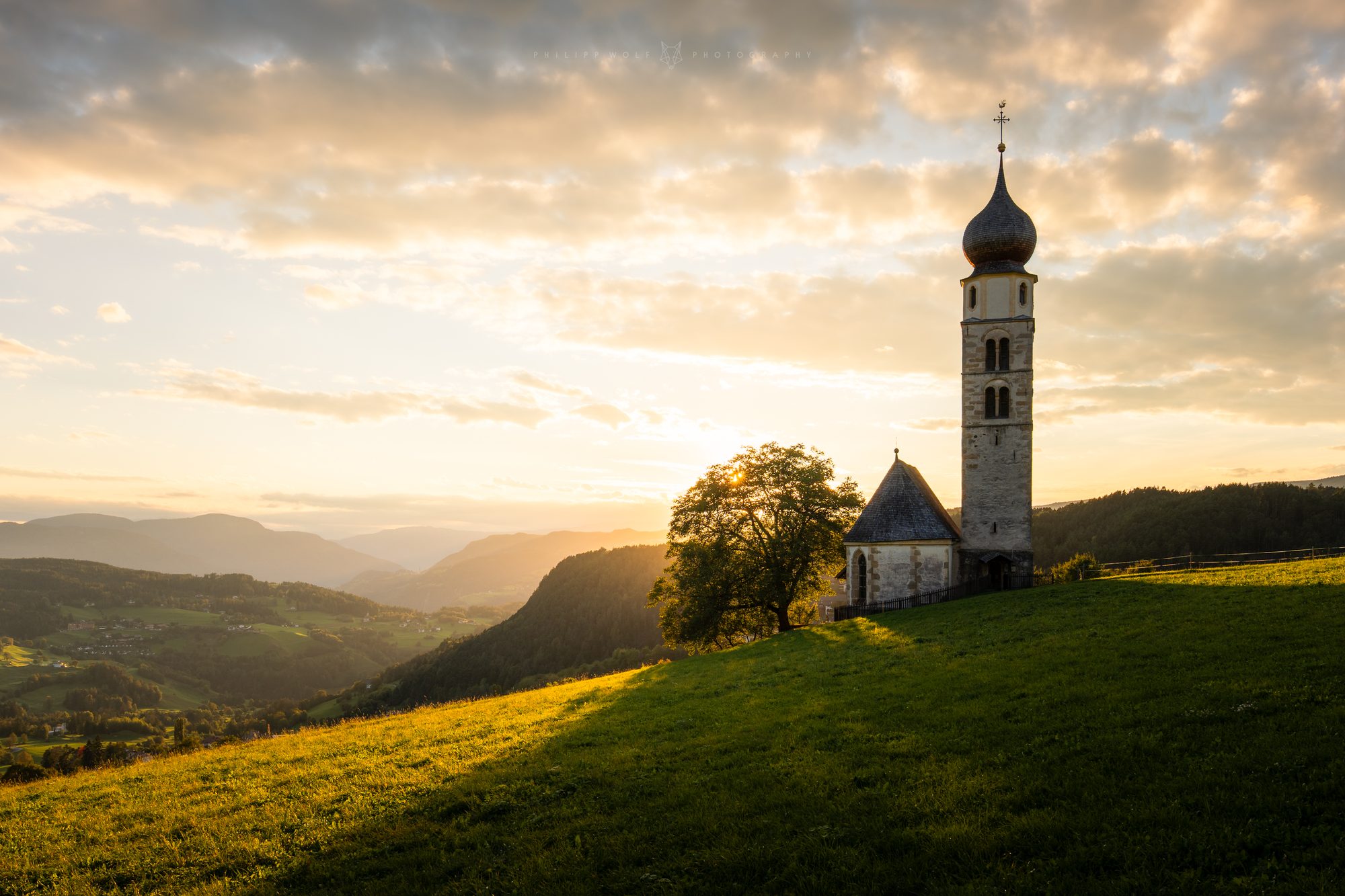 Kirche St. Valentin bei Sonnenuntergang, Südtirol