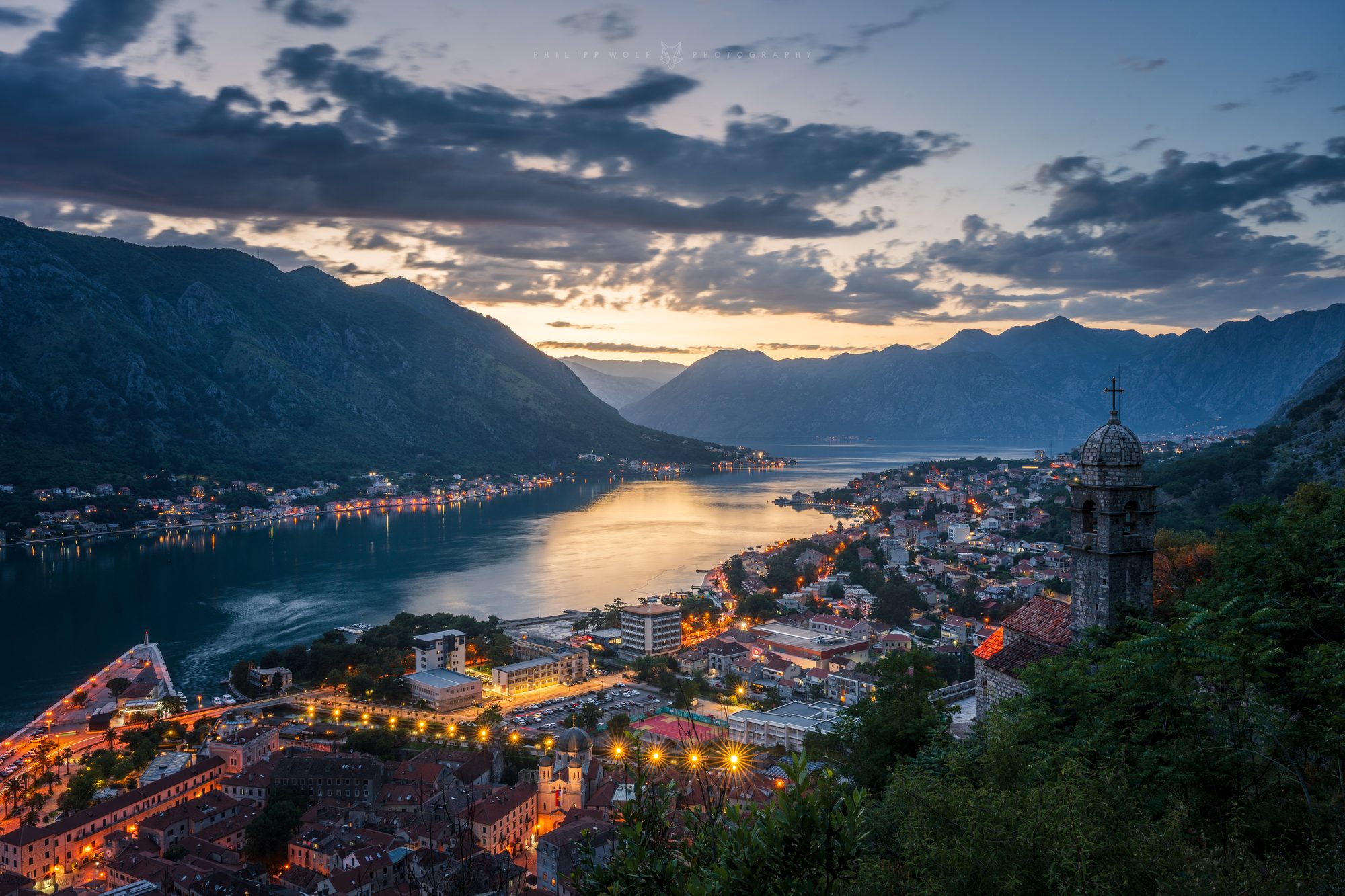 Kotor-Bucht in Montenegro in der Abenddämmerung