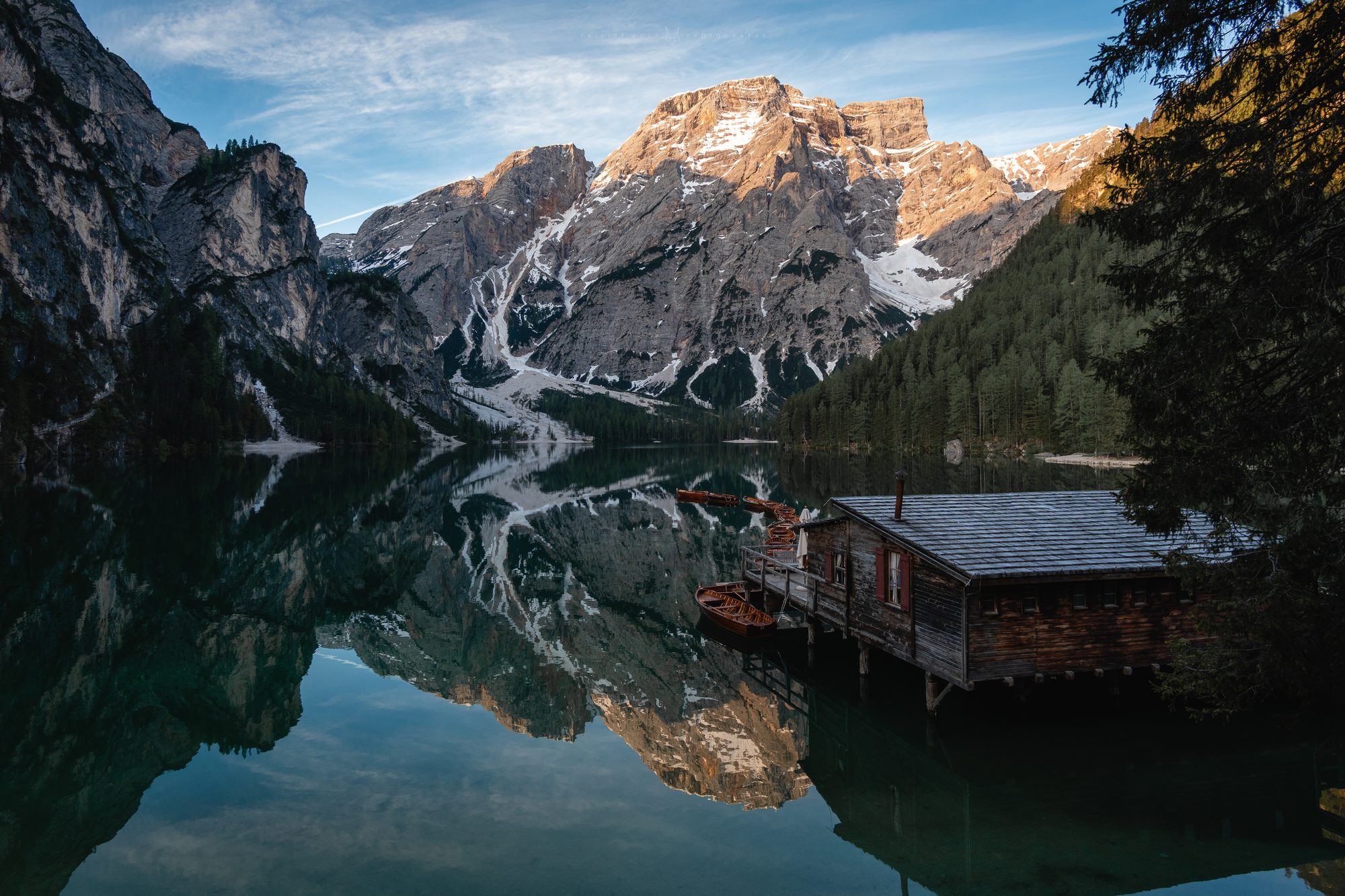 Bootshaus am Pragser Wildsee vor den Dolomiten