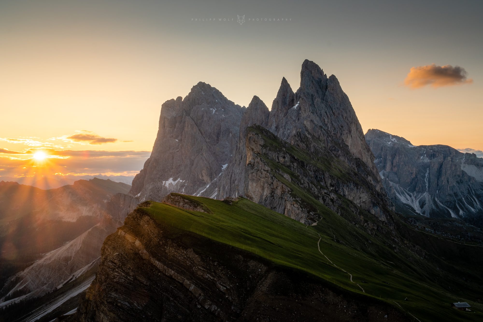 Seceda-Gipfel in den Dolomiten bei Sonnenaufgang